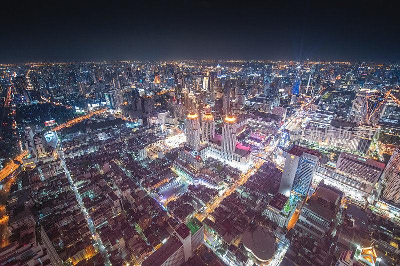 全景城市景观商业区(silom, Sathorn，曼谷，曼谷，泰国)从高空看高楼在黄昏